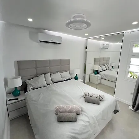 Lucy, Malibu Park Apartament