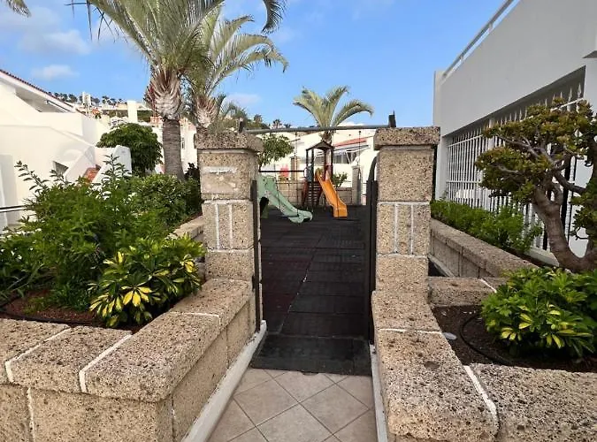 Lucy, Malibu Park * 아데제